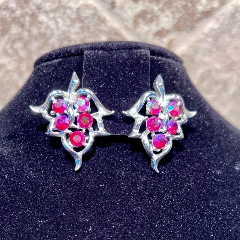 VTG SARAH COVENTRY 1959 AURORA BOREALIS RHINESTONE SILVER CLIP EARRING GRAPELEAF
